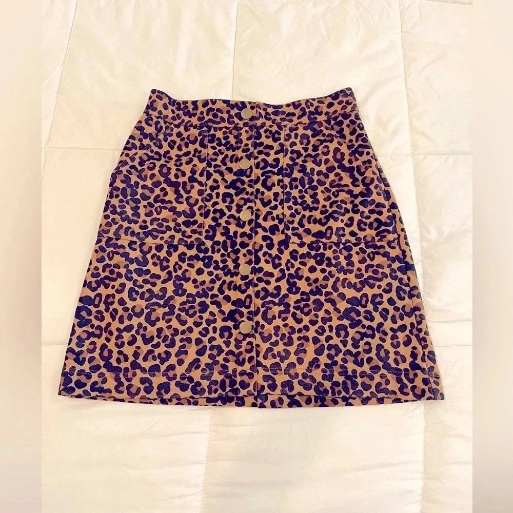 Cato leopard print skirt. Pull on with buttons on center front. XS. Really cute!